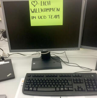 Willkommensnachricht am Arbeitsplatz